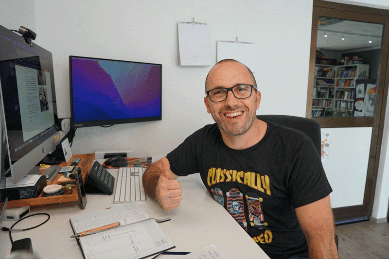 Daniel heute im Büro